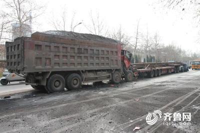張店 兩貨車追尾致車頭損毀嚴重，交警迅速救援并疏導交通，提醒使用道路減速設備
